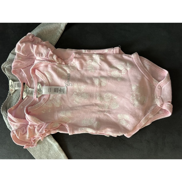 Guess 4 pack Onesies/bodysuits long sleeve and short sleeve 3-6 months - Picture 5 of 5